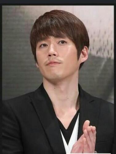 (76.12.20) 바쁜 스케줄로 트위터를 하지 못하시는~ 잘생긴 장혁 배우님 대신 팬분들, 배우 봇 분들과 소통하는 장혁 원조봇 입니다.^^ 장혁님은 스포츠(야구)매니아 입니다.중복봇은 만들지 않아주셨음 해요. (중복 보시면 멘션꼭!!) 스타 봇 분들만 팔로할게요. 감사합니다~^^♥