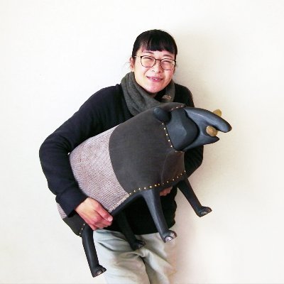 北奥美帆・いちおう1級椅子張り技能士・人間と深い関係にある動物や家畜をメインのモチーフに、殺される動物と人間のエゴを供養するつもりで制作しています・作品リストはインスタ→https://t.co/CuHvk8MSPr