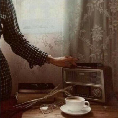 أنت تشيرين إلى القمر و أنا أنظر إلى إصبعك إلى معصمك و كتفك و اكتمال البدر على وجهك بل عاشق لا يجرؤ حين يكون معك أن يهدر لحظة واحدة خارج توقيت جسدك .