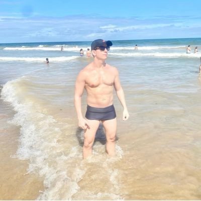 Sagitariano típico, crossfiteiro ,amante dos felinos, viajante insaciável e admirador inveterado de sorrisos seguidos de sonoras gragalhadas… ♐️🏋️♂️😻🌎😃