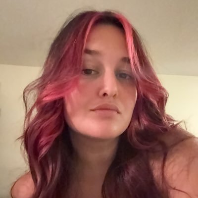 Variety Streamer 🔞 EN/SP/PR | Third Culture kid | She/Her 🏳️🌈 | Chaotic loud dragon | obsessed with my furbabies; 🦮🐎🐈⬛🐈