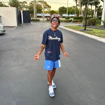 _middlechildd's profile picture. P u t I t I n M o t i o n | 🙏🏾🎒 | ♉️