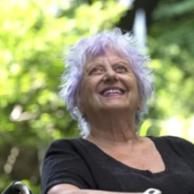 Feminista desde que estaba prohibido serlo. Jubilada, pero activa. Voluntaria en Women's Link Worldwide.
