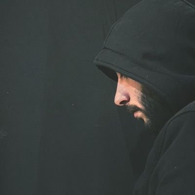 |معلّم| خط مقدم جبههی فرهنگی
معتمد بودم در این بازار و حرمت داشتم/تیشهی عشقت مرا رسوای این بازار کرد