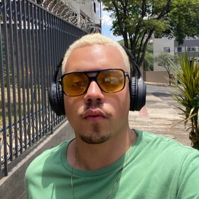 ele-dele // bonito engraçado e inteligente // comunicador nas horas vagas