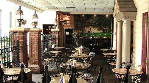Seasons Restaurant,located in Merchants Sq. in Colonial Williamsburg,serves a wide range of mouth-watering food,spirits,beer and wine at very competitive prices