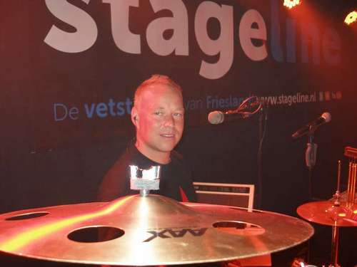 Papa van 2 supermeiden, heb een lieve vrouw, verpleegkundig specialist GGz en drummer en bandleider van de VETSTE band van Friesland! Stageline.....