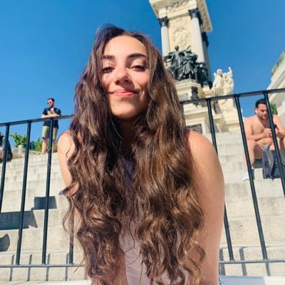 Me esfuerzo por desaprender | ella | sobreviviendo en una distopía | Ig: chiotorresf