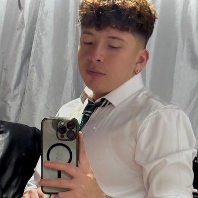 Hi I’m Roy and I’m Mexican Instagram: royy__soto Spotify: Roy