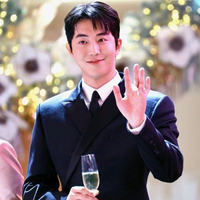 ดนตรี : EXO คยองซู จงอิน Cocktail | นักแสดง : ซึงกิ นัมจูฮยอก นัมกุงมิน โบกอม ฮยองชิก ซอจุน แฮอิน ฮยอนบิน ลีมินโฮ อูบิน ดงอุค | นักการเมือง : ธนาธร