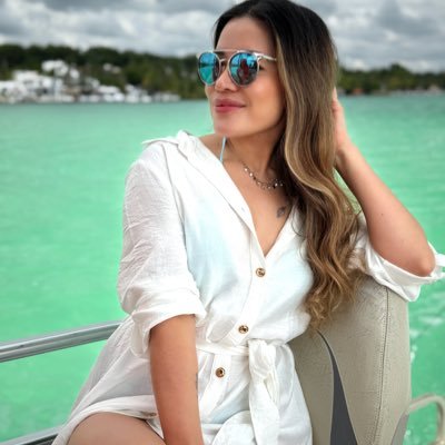 SofiJmnx's profile picture. Dra Adictóloga. De ultraderecha.  Femenina, nunca feminista. Anti-chairos. Directa, sarcástica. Y a veces horneo galletitas, hago diseños florales y así. ✨