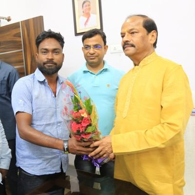 सुबह लिखता हूँ। शाम लिखता हूँ। सब कुछ खुले आम लिखता हूँ।
वो कलम भी दीवानी हो जाती है जिससे मर्यादा पुरुषोत्तम #श्रीराम लिखता हूँ।