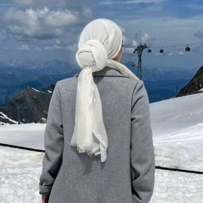 muynr10's profile picture. دافئه كالحلم، كتهويدة خافتة، دافئة بما يشبه الأمل