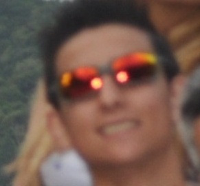 Sou um menino de 17 anos ,  OUSADO , ALEGRE , SIMPÁTICO, tenho defeitos igual a todos :D