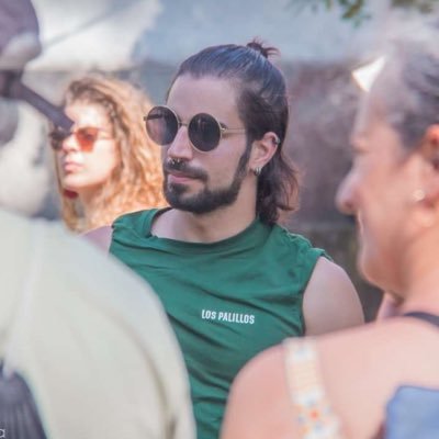 Gitano y maricón. Bailo flamenco y muiñeiras y a veces toco la pandereta.