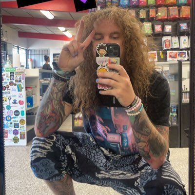 The coolest loser and the biggest virgin you know.. also I tweet a lot of dumb shit.