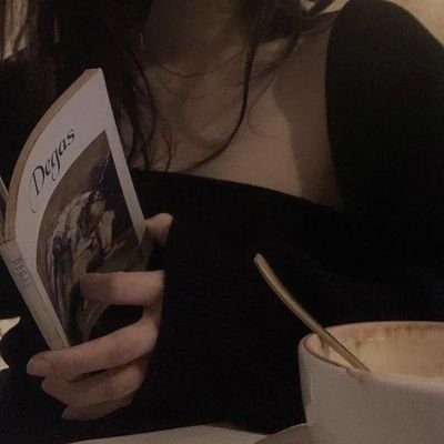 lysareading's profile picture. 𝑬𝒔𝒕𝒂𝒎𝒐𝒔 𝒕𝒐𝒅𝒐𝒔 𝒒𝒖𝒆𝒃𝒓𝒂𝒅𝒐𝒔, é 𝒂𝒔𝒔𝒊𝒎 𝒒𝒖𝒆 𝒂 𝒍𝒖𝒛 𝒆𝒏𝒕𝒓𝒂. | 𝚂𝚑𝚎/𝚑𝚎𝚛