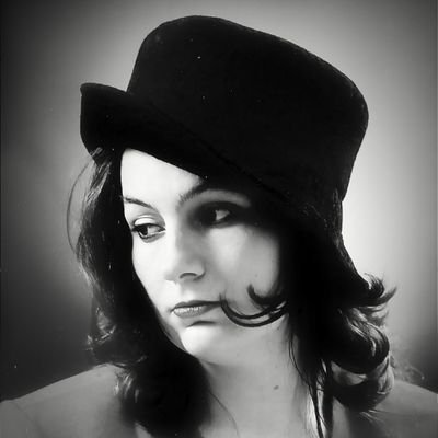 laliferbali's profile picture. Astronomi ve Uzay Bilimleri mezunu prodüktör
Kedilere aşık köpeklere tutkun
İki kız anası
Biraz da ressam...