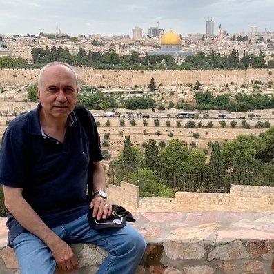 Español, admirador de Israel, de su pasado de su presente y de su futuro, hago todo lo q se y puedo para dar a conocer este increíble y maravilloso país