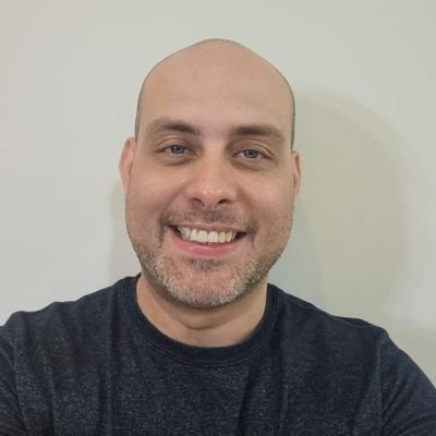Sou cristão, casado e tenho uma linda filha. Vivo na Espanha. Sou de direita e trabalho com TI.