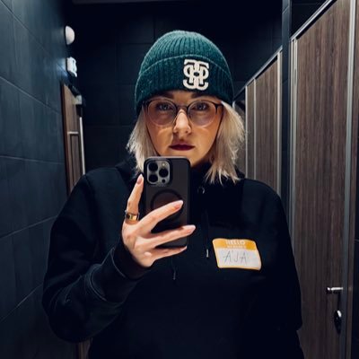 Miluju koně a reklamu. ❤ Tak jsem si na to vytvořila povolání. V Sedlovně se ptám a vy můžete na Forendors koukat a poslouchat. 🎙️