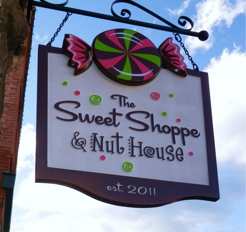 The Sweet Shoppe & Nut House is a gourmet candy store w/locations in downtown Flagstaff & Mill Avenue in Tempe. Come visit for gourmet fudge & caramel apples!