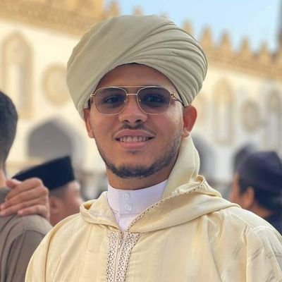 دَعاني إِلَى الشعر نَسجُ المديحْ
ولوْلاهُ مَاخُضتُ موجَ الفَصيح
فَلَسْــتُ أَدِيبـا و لكِننِي
دَنيفٌ بِعشْـق الحَبيب أَصِيـح
