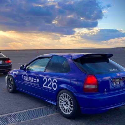 こんにちは!京都産業大学体育会自動車部公式新アカウントです!新入部員&企業様、スポンサー様大募集!いつでもDMしてください! ジムカーナ/ダートトライアルetc令和7年度から参戦予定! 部員全然足りてないのでジャンル問わず車好きの方募集中です!1〜4年生問わず部員募集中!車好きに年齢の障壁はありません!