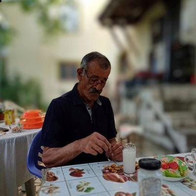 E. Tarih Öğretmeni. Ankara Hukuk Fakültesinde Öğrenci. Kendi Bahçesinde Tarımla uğraşır. 1998- 2013 Arası ADD Isparta Şube Başkanı. Kemalist.