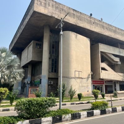 ArManish's profile picture. In a journey hoping that it makes sense!!