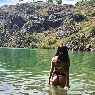 Siento que me desconozco desarmándome en tu risa, las quiero solo mías a tus noches de desvelo.

Psicología-UNC