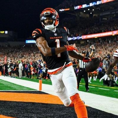 Find him gridding on the end zone.
⢠Commentary account
