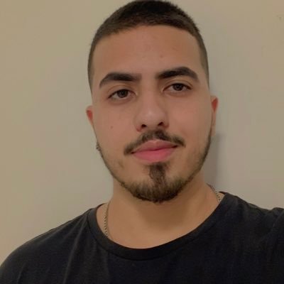 amante de tecnologia e de homens de pernas grossa