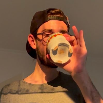 motion designer; класно готую, малюю і фоткаюсь у трусах; власник рослин, кота і креветок
