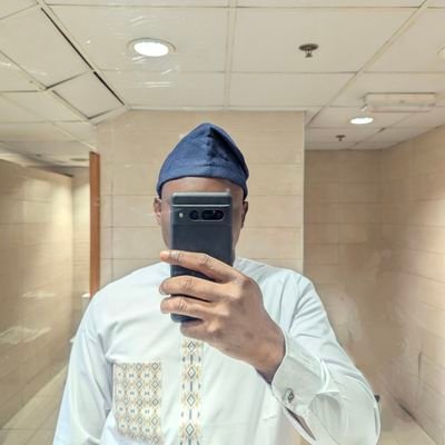 i_hollarmide's profile picture. 
