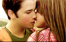 ''o amor nasce nos olhas . viver num sorroso e corre numa lagrima