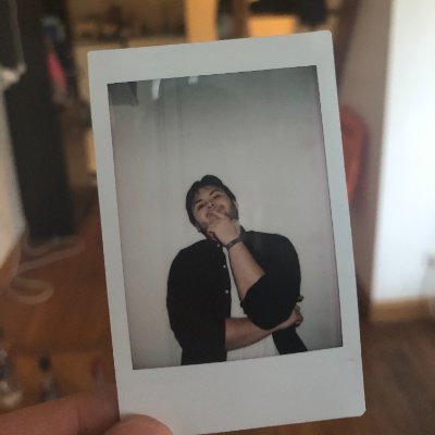 Quentin, 24 ans. J'aime vivre et rire, même si le monde ne suit pas toujours. Ma vision guide mes pas, et pour le reste, on verra plus tard.