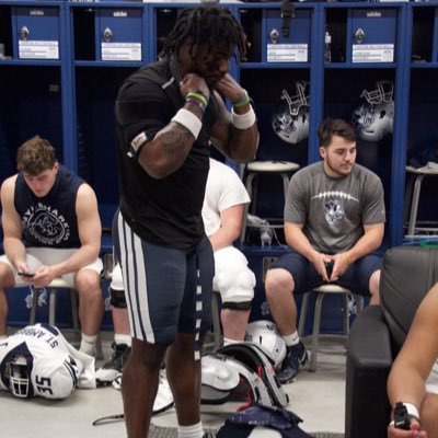 Linebackers Coach 🏈 @ St. Ambrose University | B.A in Sports Management 🎓 | College of Dupage Alumni🎓