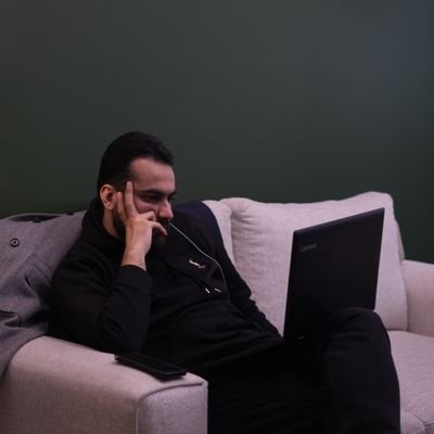 قبلا حقوقخوان و خبرنگار ورزشی.
الان؟ گیج و مبهوت بین بودن و نبودن.