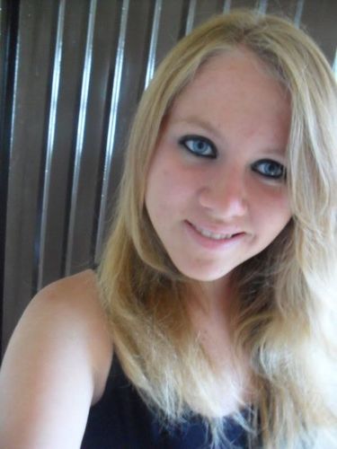 Chata , legal , alegre , tímida , mimada , infantil , preguiçosa . Posso explicar mil coisas, mais não a mim mesma. Eu apenas quero fazer as minhas regras =]