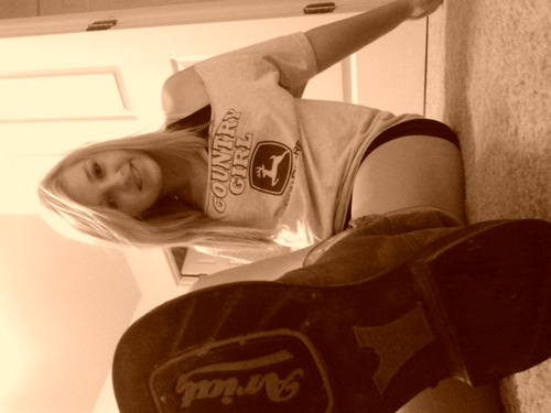 everybody loves a country girl.