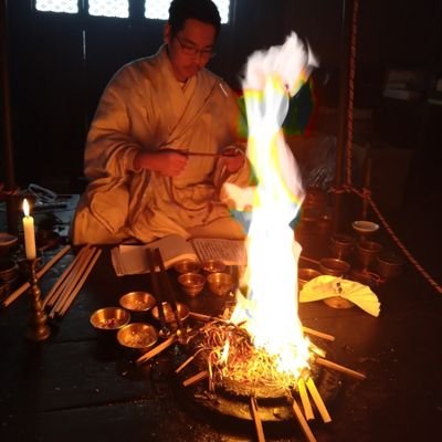 密教の僧侶です。
八大龍王、不動尊、宇賀弁財天を主に拝んでおります。
現実とスピ、どっちにも偏りすぎず、幸せになって頂きたいので辛口なことも言います。