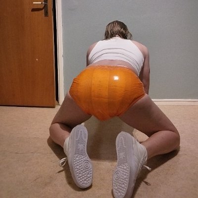 Jag är en patetisk blöj slav som söker en Gudinna att bli ägd av, med kontrakt, TPE.