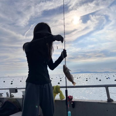 pentadactyl_boy's profile picture. 太陽の光が水面に差し込み、微風が頬をなでる。釣りの感覚は本当に陶酔的で、人生はこうであるべきだと思います！☀️🎣🌼