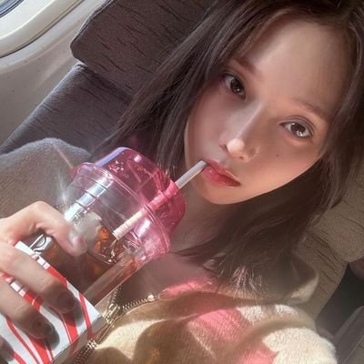 ☆ business acc! 💌 paperpetals: ✧彡 soft clicks & late-night scribbles. crafting thoughts into words — essays, recaps, tasks & more. econ | mgmt | soshum | eng.