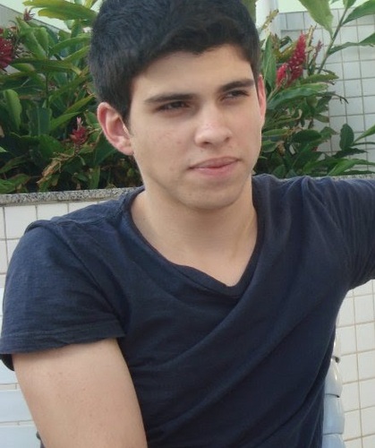 Torcedor do Santos F.C, amante da Física e sincero sempre que é preciso ;)
