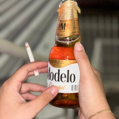 Lauralterna's profile picture. Médica tirando factos desde el raciocinio |30 años| 🇨🇴|