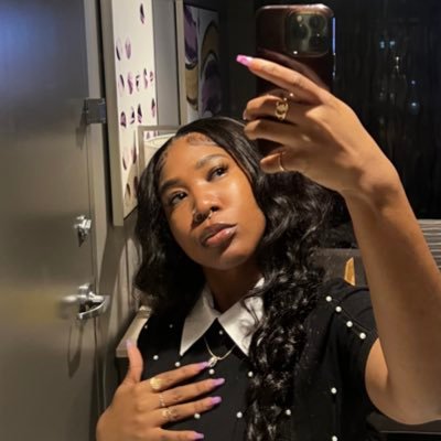 Artist. I wish I was a normal girl 🦋 ☉Sagittarius ☽ Aquarius ↑ Capricorn