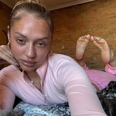 Your Favorite Findom Goddess 👣 Here to take control of your mind and your finances 🏦 Pay to speak: tribute $50 Backup account: @socksbyjdbaby32