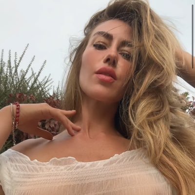 just a naughty woman with a sweet pussy.. 🫰😤